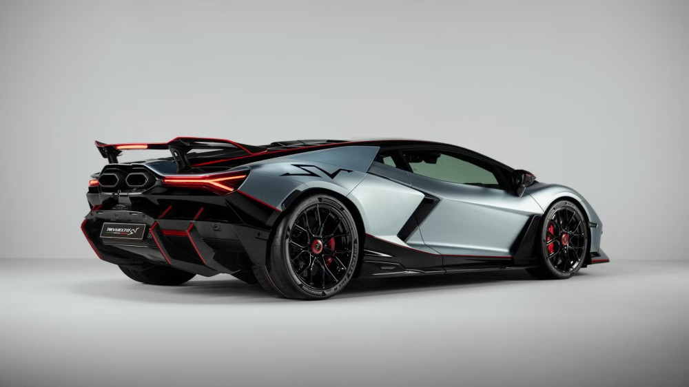 Lamborghini Revuelto SV