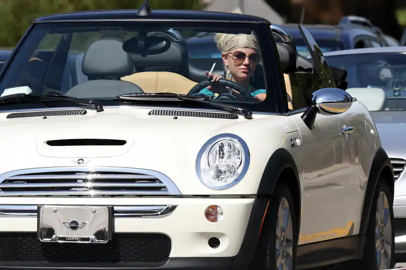 Britney_Spears_and_Her_Mini_Coop