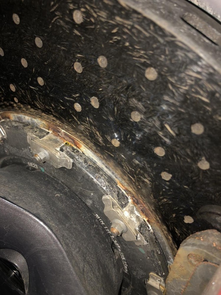 Carbon_Ceramic_Brakes_and_salt