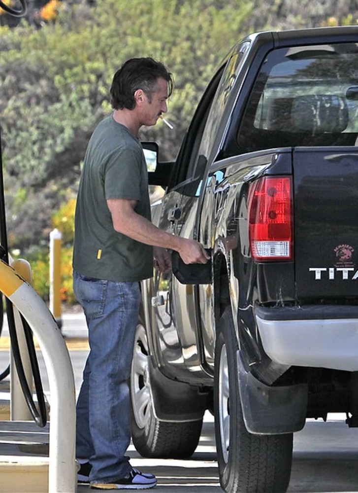 Sean_Penn_s_Nissan_Titan