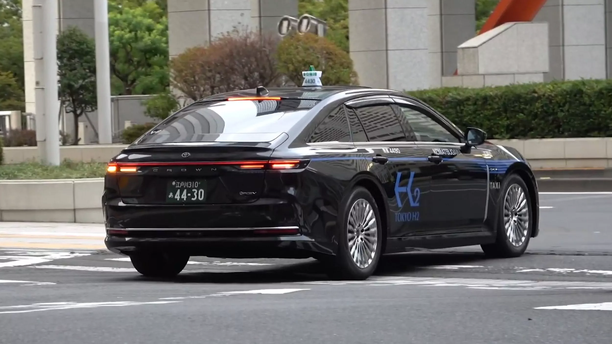 Toyota Crown Sedan FCEV