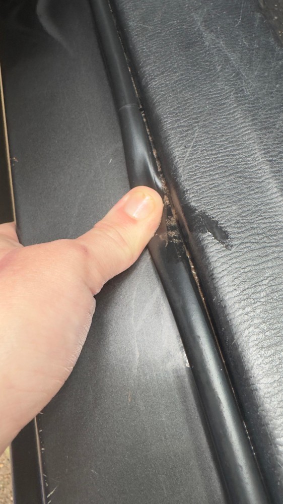 dirt_inside_the_car_windo_channel
