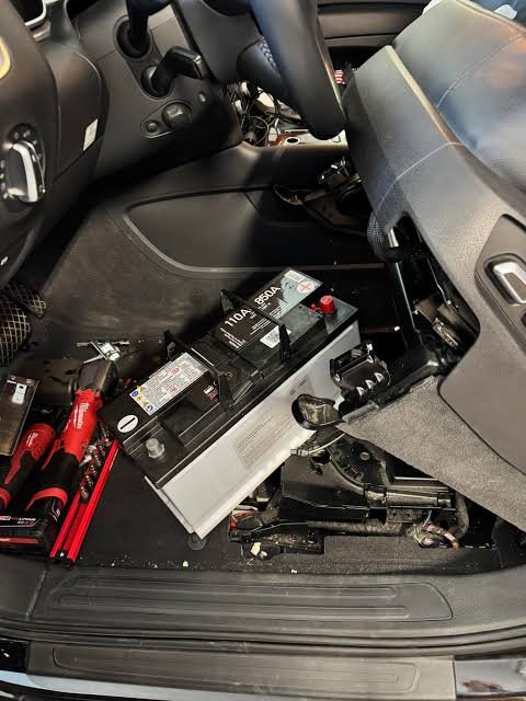 does a car battery need to be programmed