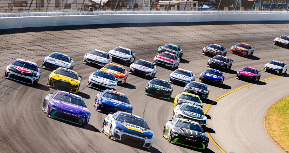 how_fast_do_NASCAR_cars_go
