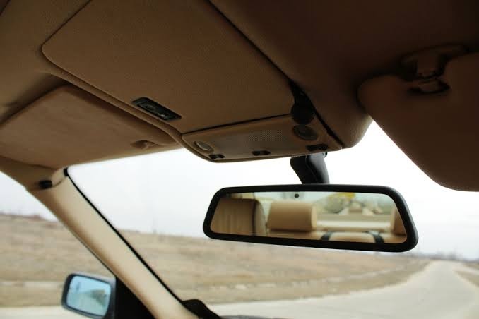 is it legal to drive without a rearview mirror