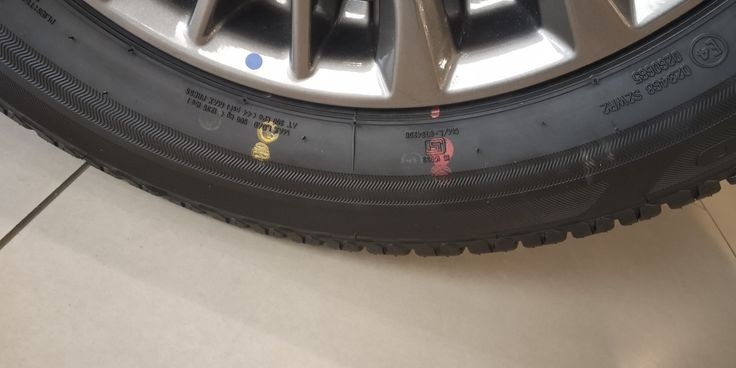 red_and_yellow_dots_on_tires