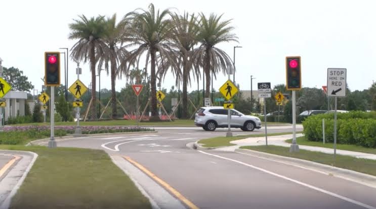traffic_light_at_a_roundabout