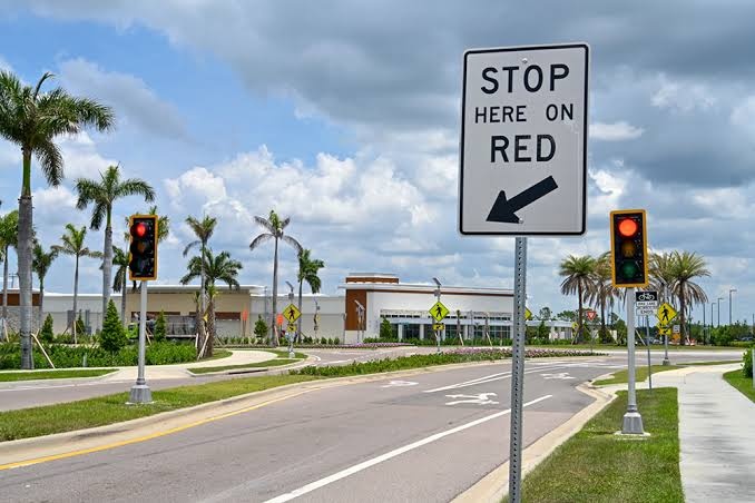 traffic_light_at_a_roundabout