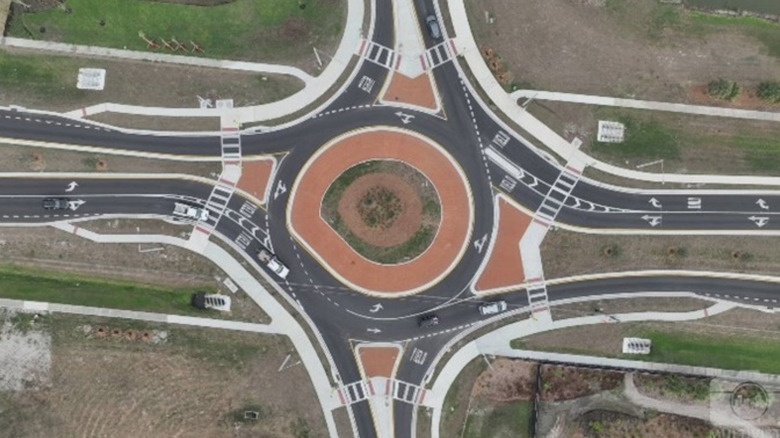 traffic_light_at_a_roundabout