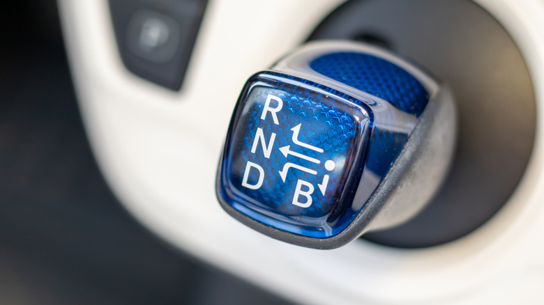 what_does_B_mean_on_gear_shift