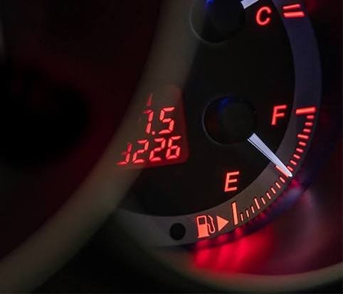 what does the arrow next to the gas gauge mean