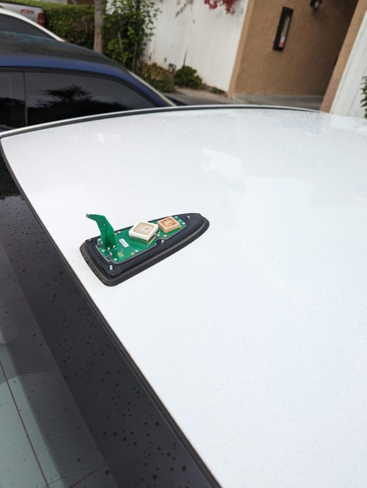 what_is_the_shark_fin_on_a_car