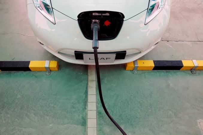 why do electric cars make noise at low speeds